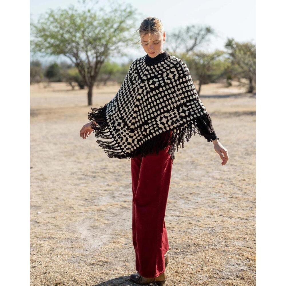Mersea NWT Women’s La Paz Thick Crochet Knit‎ Floral Poncho OS